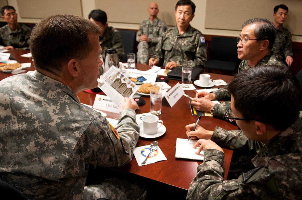 ROK Army Chief of Staff visits USARC