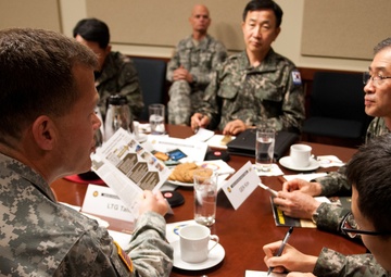 ROK Army Chief of Staff visits USARC