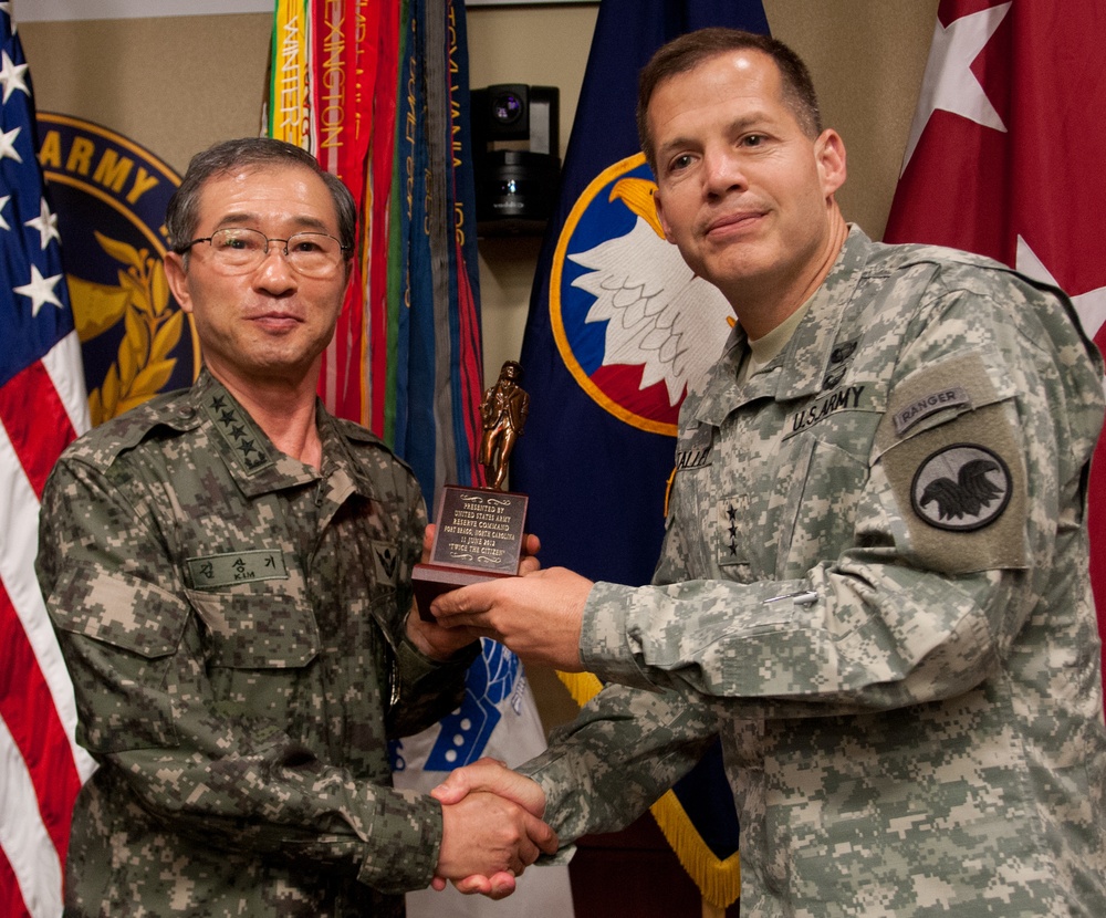 ROK Army Chief of Staff visits USARC