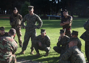 New Zealand soldiers share weapons knowledge with U.S. Marines