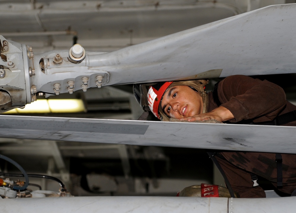 Airman cleans MH-60R Sea Hawk propeller