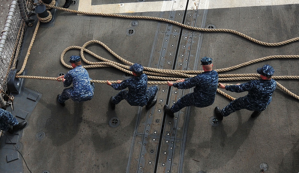 USS Underwood sailors moor line