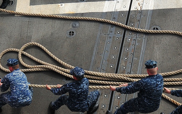 USS Underwood sailors moor line