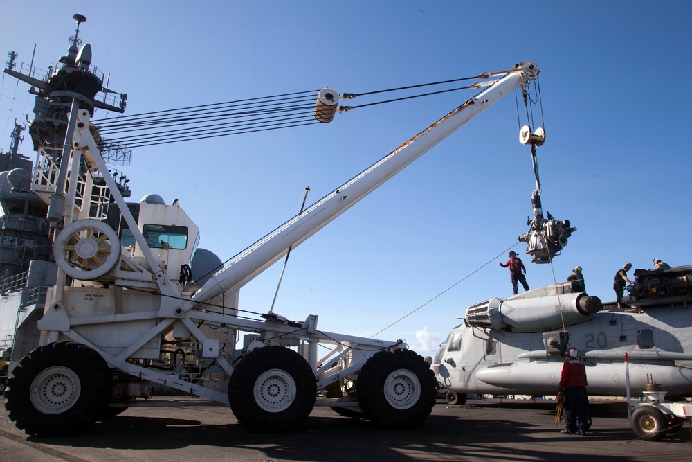 Red Dragons maintain Super Stallion while deployed