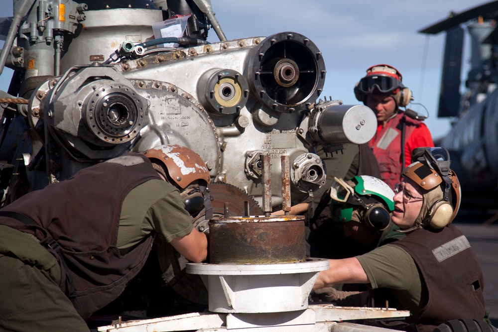 Red Dragons maintain Super Stallion while deployed