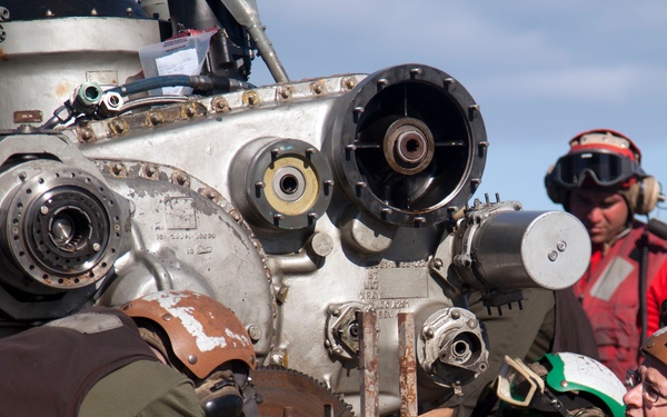 Red Dragons maintain Super Stallion while deployed