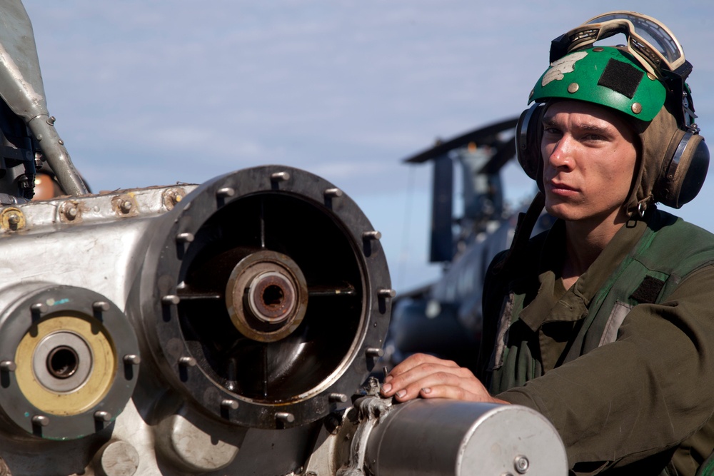 Red Dragons maintain Super Stallion while deployed
