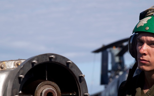 Red Dragons maintain Super Stallion while deployed