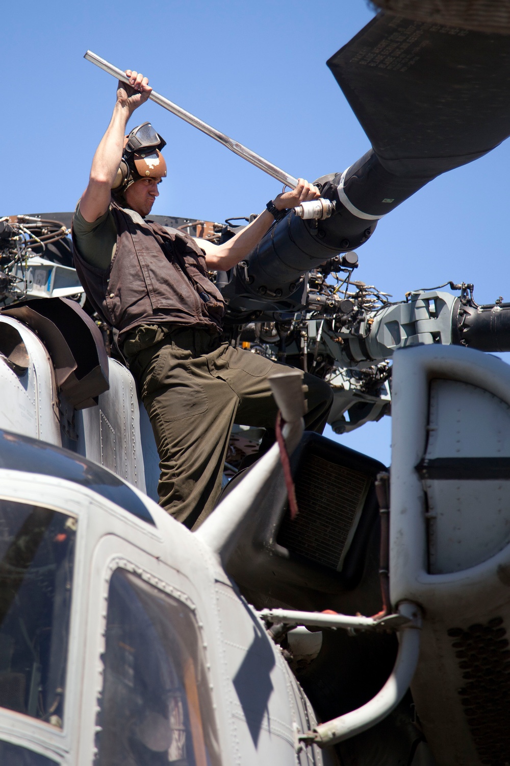 Marines maintain a Super Stallion while deployed