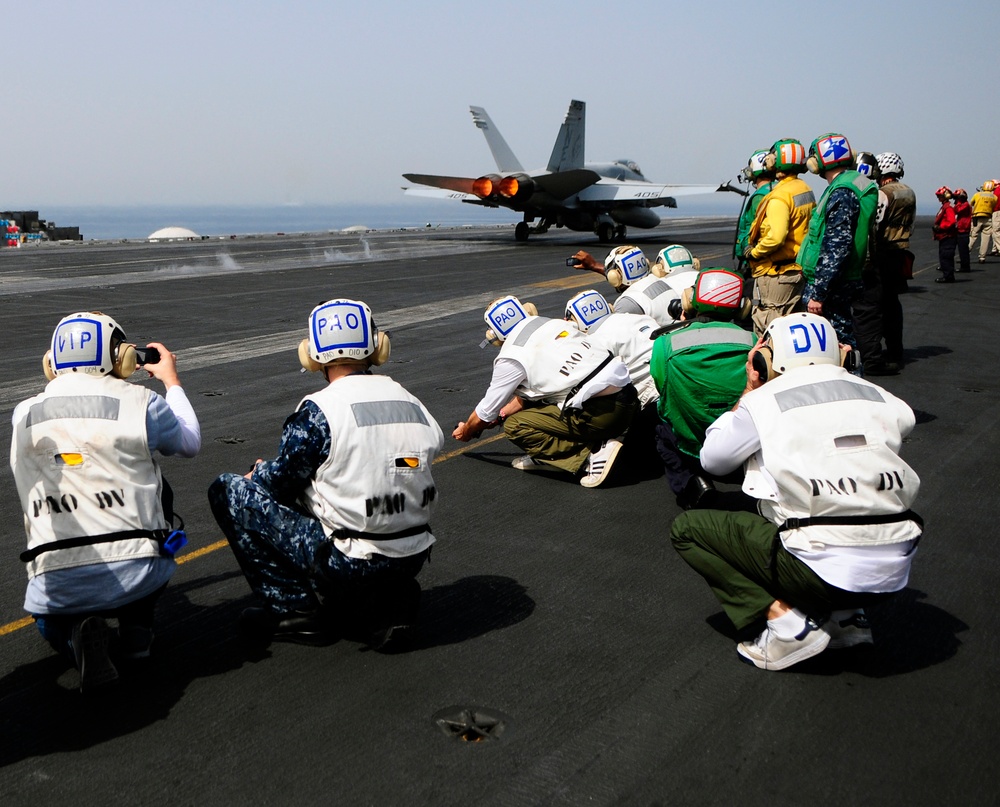 Cast of 'Abraham Lincoln: Vampire Hunter' aboard USS Abraham Lincoln