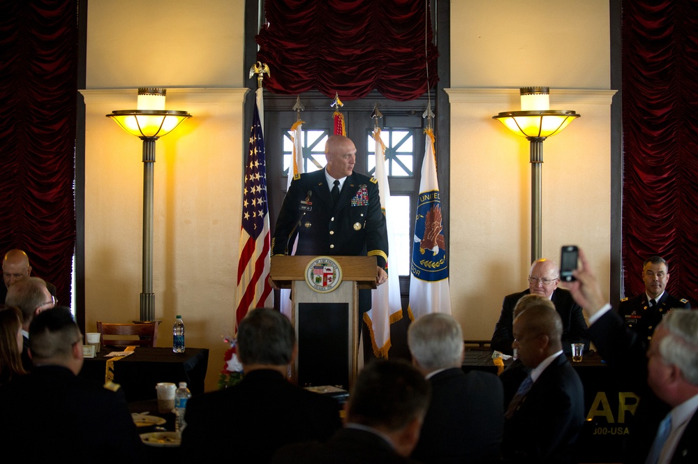 Odierno attends breakfast with civic leaders in Los Angeles
