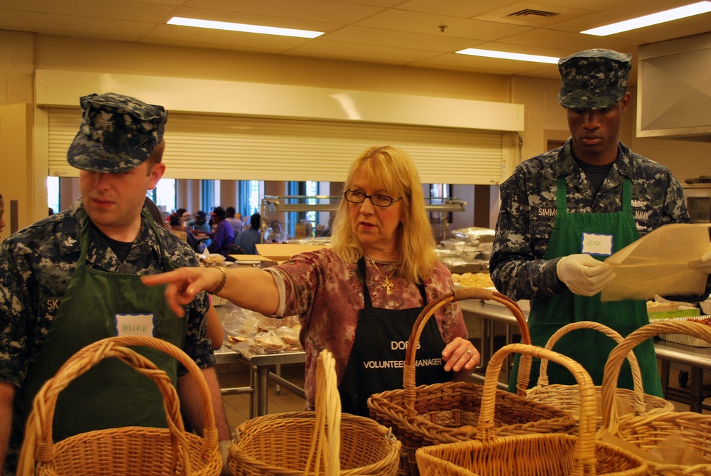 USS Maryland sailors volunteer at feeding center