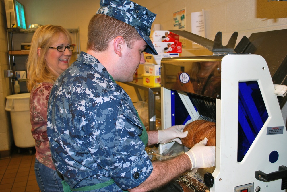 USS Maryland sailors volunteer at Baltimore feeding center charity