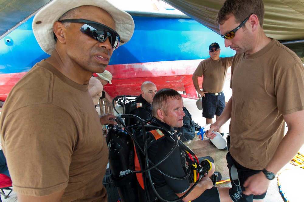 Canadian Navy divers conduct tests at Exercise Tradewinds 2012