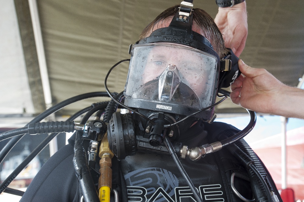 Canadian divers check gear at Exercise Tradewinds 2012