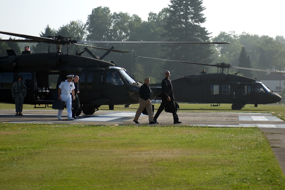 Adm. James Stavridis arrives at SHAPE