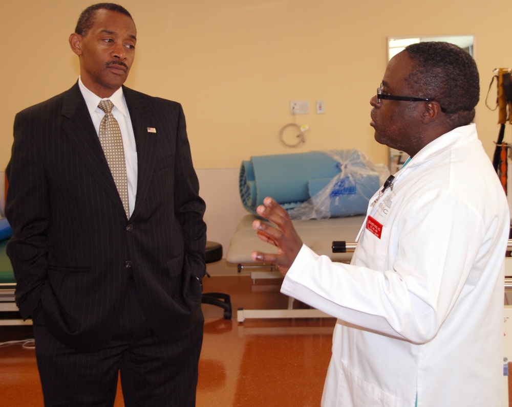 Top military medicine official visits SAMMC, burn unit, wounded warriors