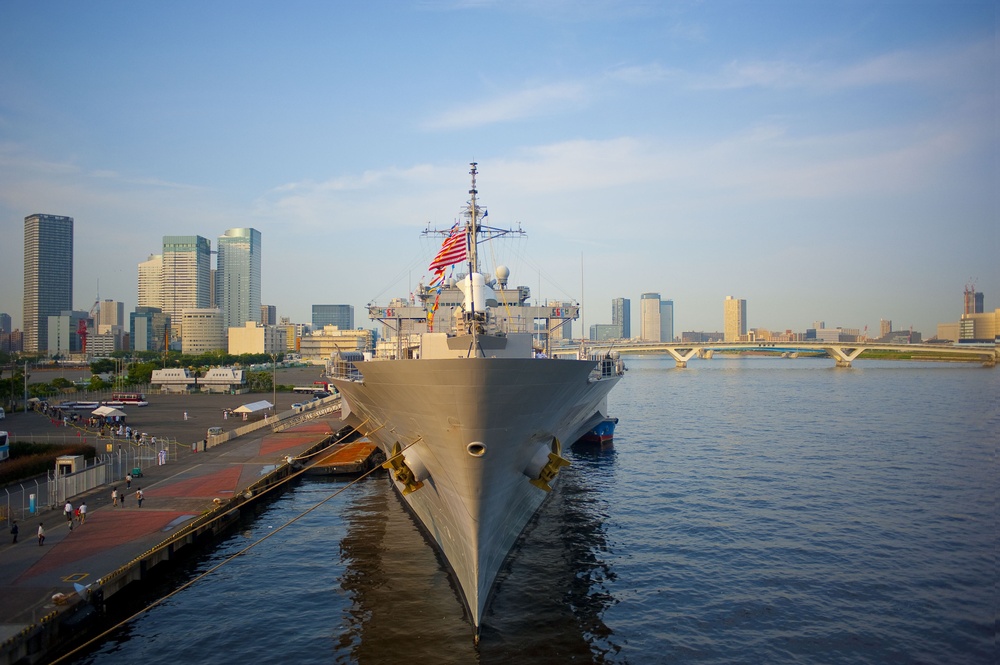 USS Blue Ridge visits Tokyo