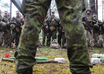 3/25 Marines learn from an Estonian army instructor
