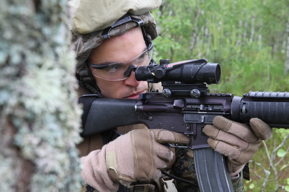 3/25 Marine aims in with his rifle