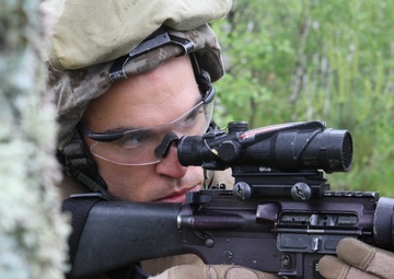 3/25 Marine aims in with his rifle
