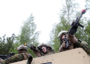 3/25 Marines sight in during convoy training