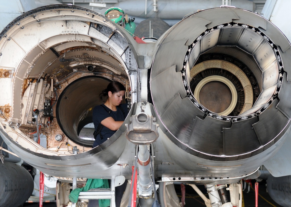 Sailor performs F/A-18C Hornet maintenance