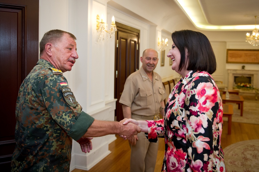 Supreme Allied Commander Europe and COMKFOR meet with President of Kosovo