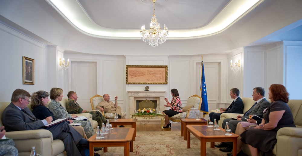 Supreme Allied Commander Europe and COMKFOR meet with President of Kosovo