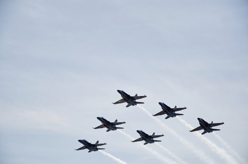 DVIDS Images US Navy Blue Angels enter Baltimore Harbor [Image 6 of 32]