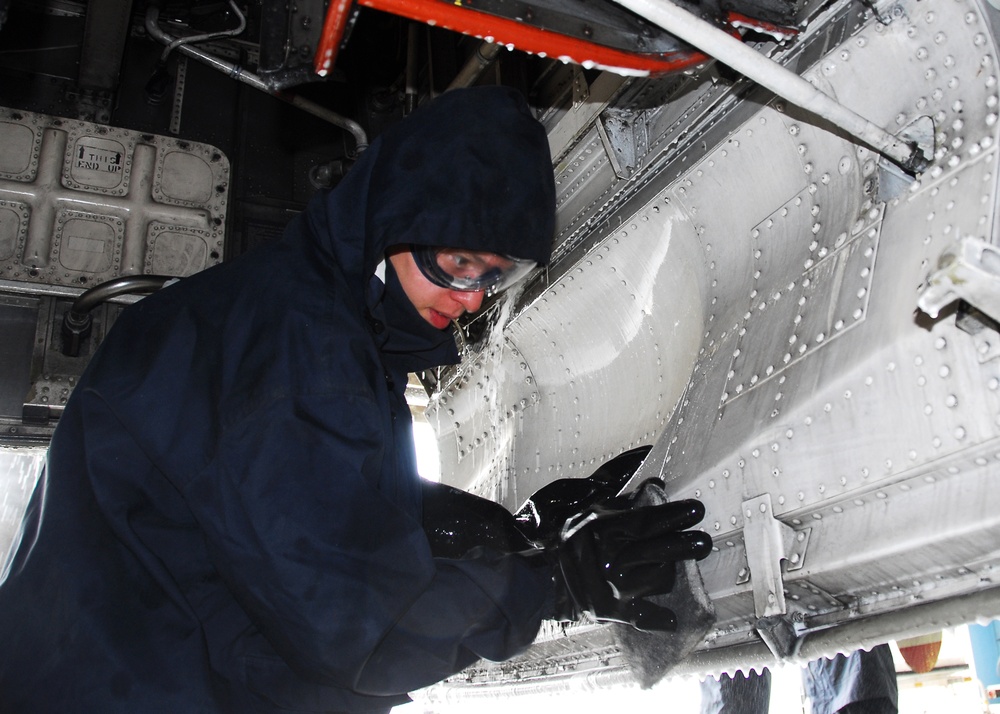 VP-8 conducts plane wash