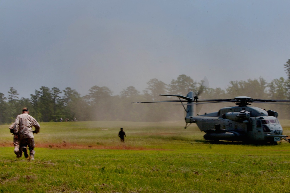 Exercise Mailed Fist: 2nd Marine Aircraft Marines execute TRAP mission