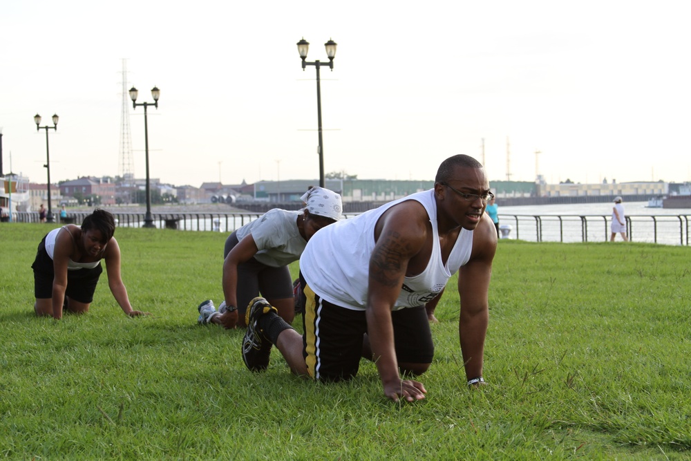 Journalists work out with Marines