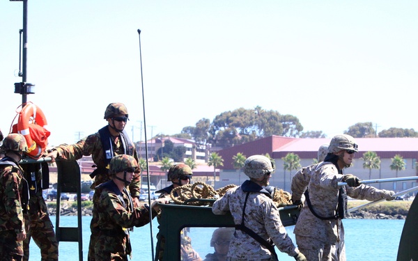 Marines conduct ribbon bridge training with NZ soldiers