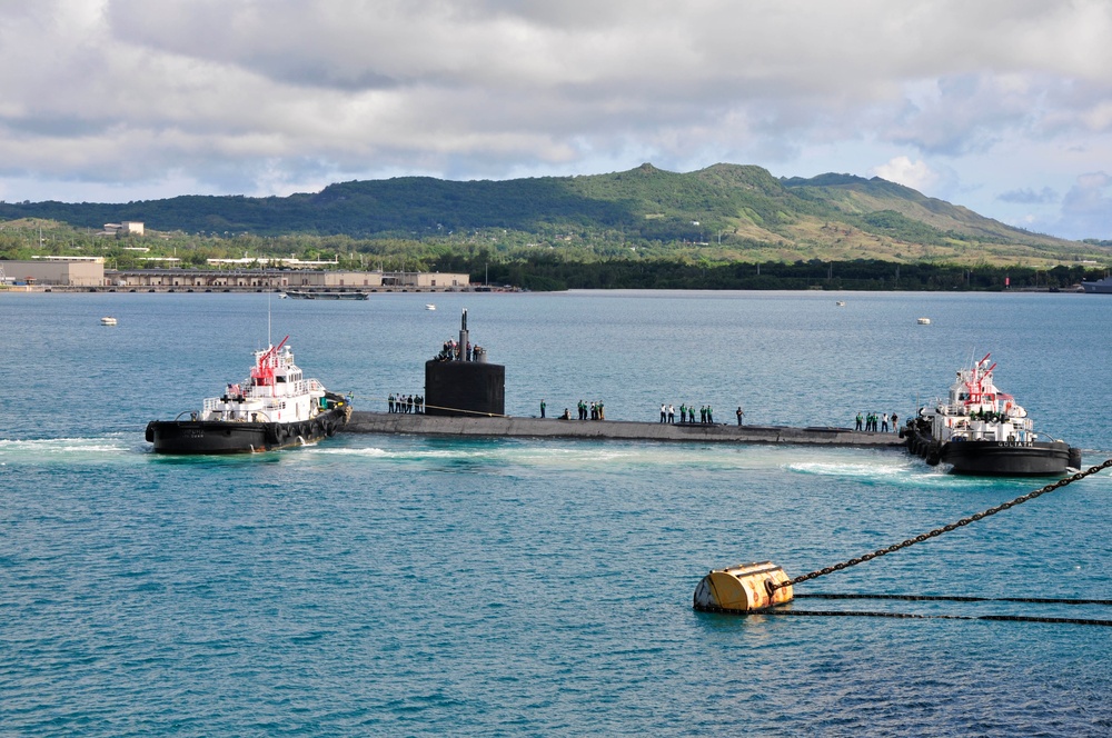 USS Greeneville comes alongside USS Emory S. Land