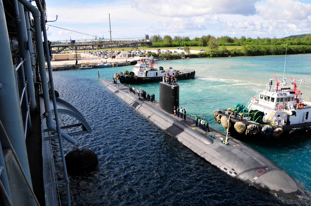 USS Greeneville comes alongside USS Emory S. Land