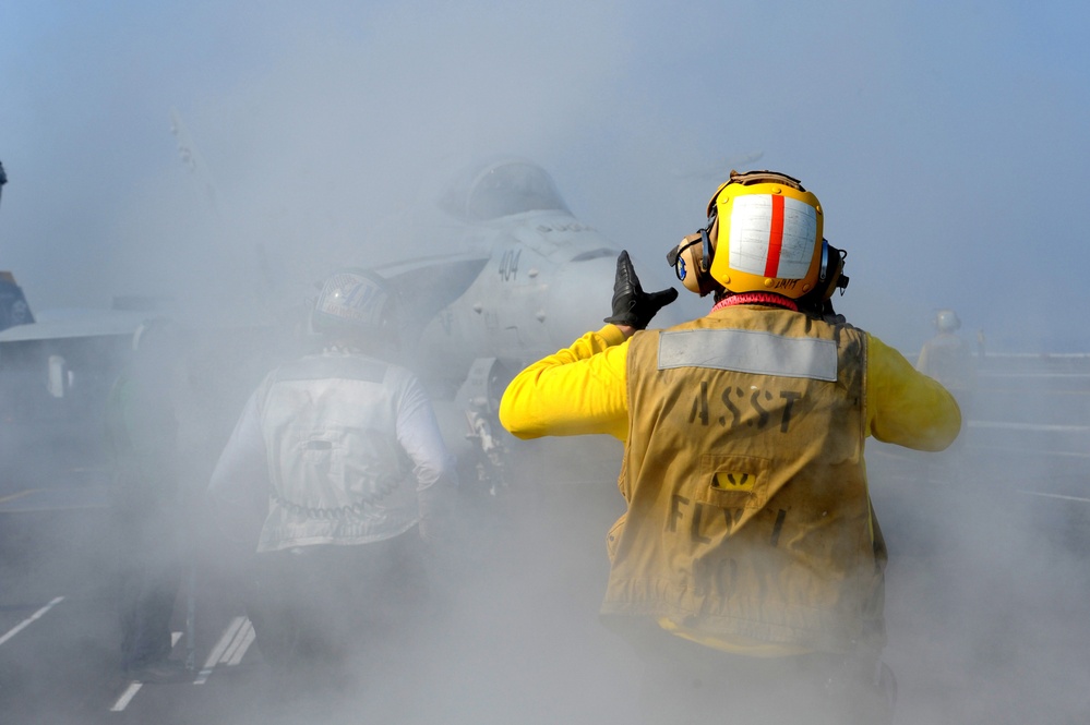 Sailors direct F/A-18C Hornet