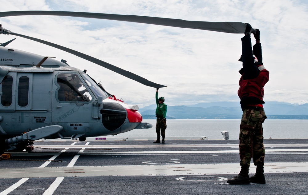 Sailors prep to stow MH-60S Sea Hawk's rotor blades