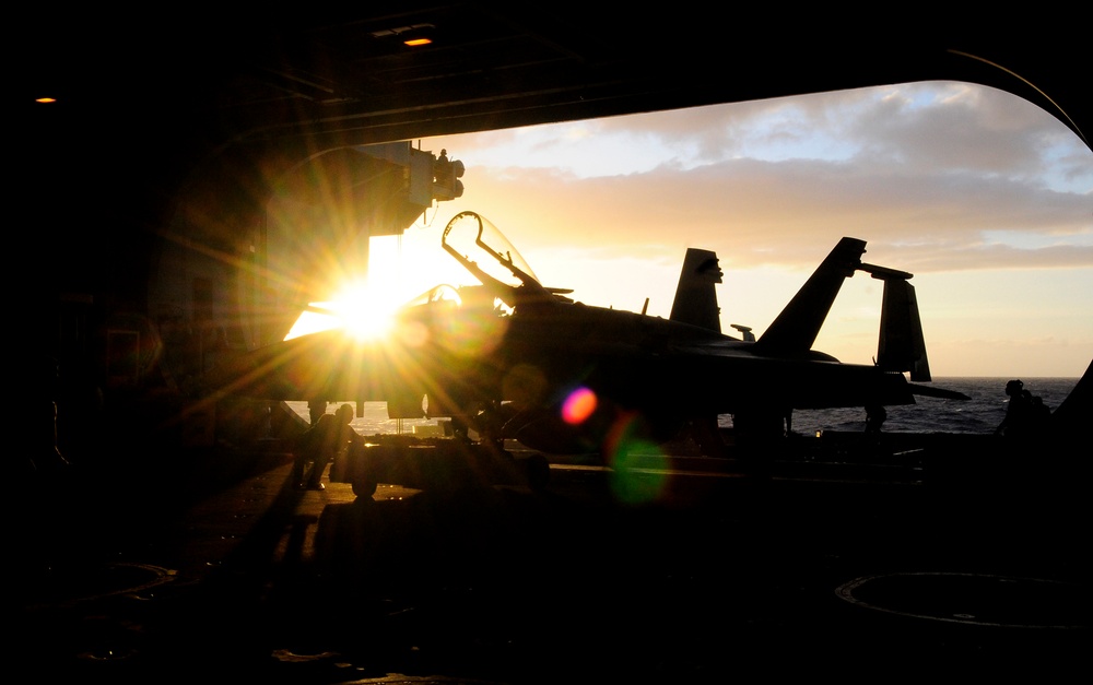 Sailors move two F/A-18C Hornets