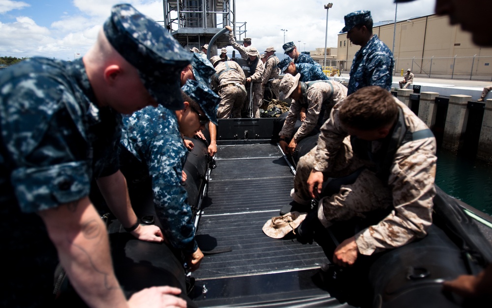 Recon Marines interact, train with sailors on submarine