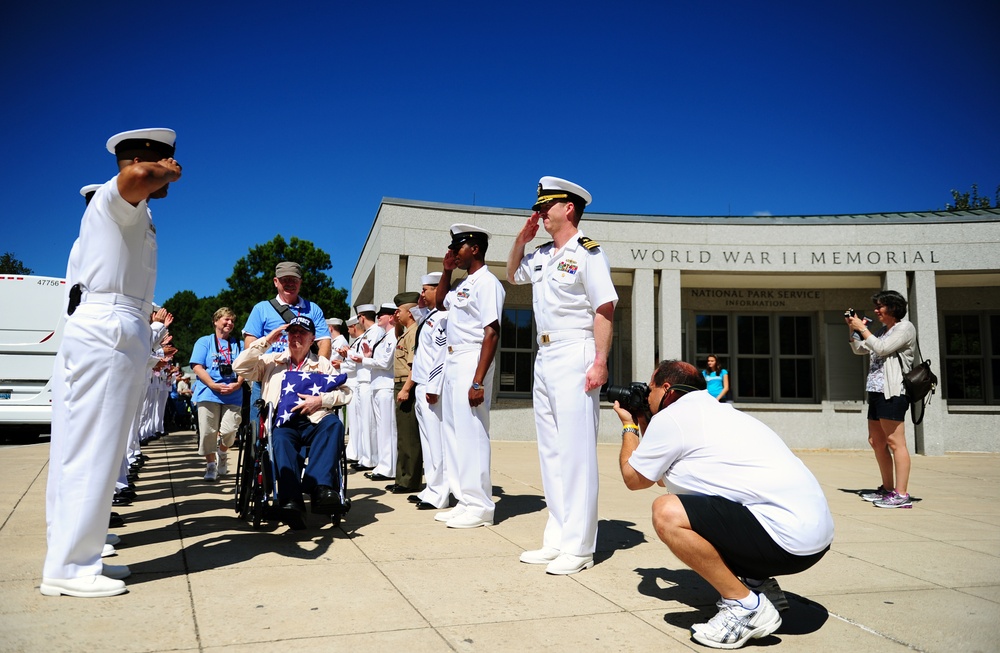 DVIDS - Images - Sailors participate in Honor Flight [Image 3 of 5]