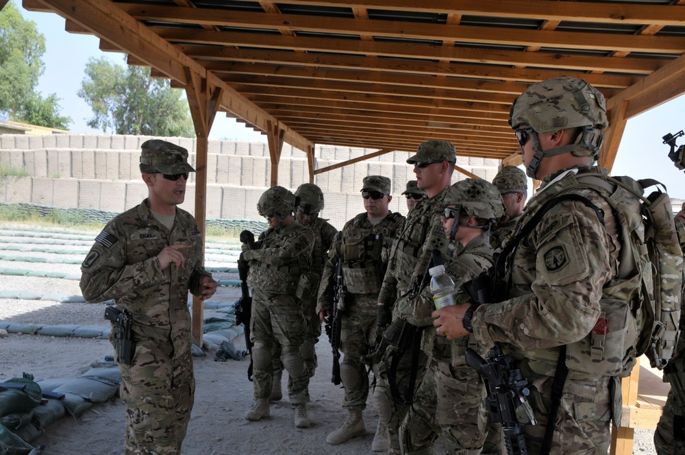 Sfc. Brink speaks with competitors