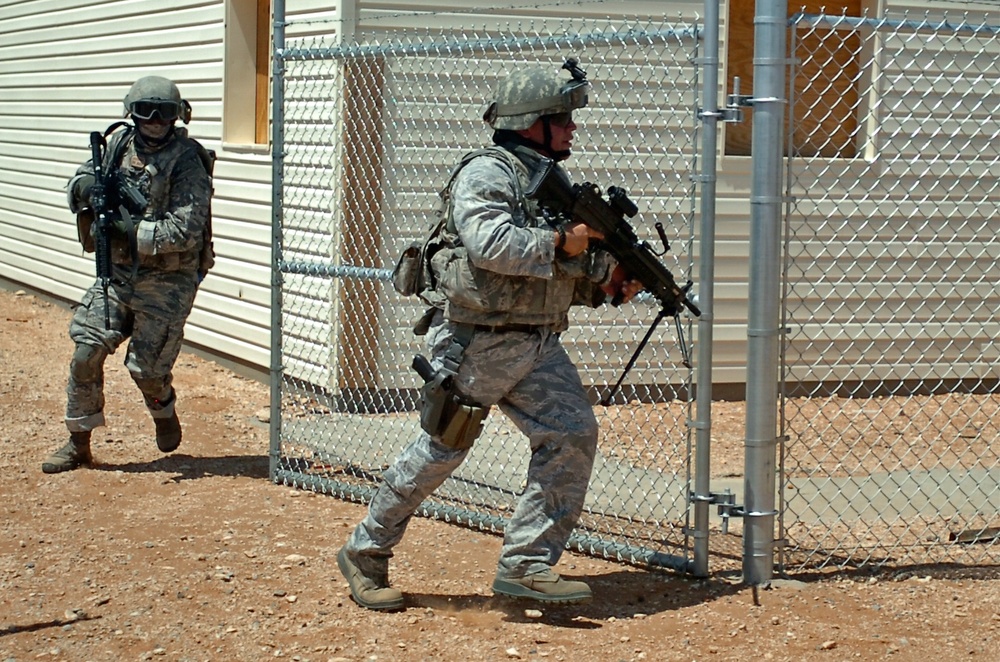 Texas Guardsmen conduct air assault and evacuation training