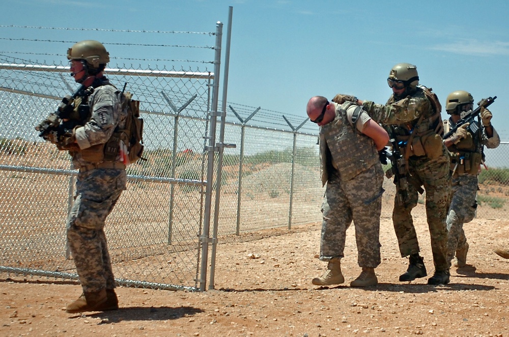 Texas Guardsmen conduct air assault and evacuation training