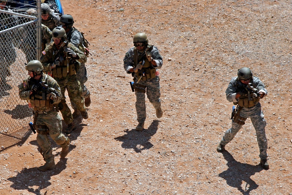 Texas Guardsmen conduct air assault and evacuation training