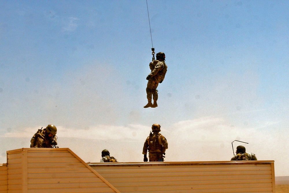 Texas Guardsmen conduct air assault and evacuation training