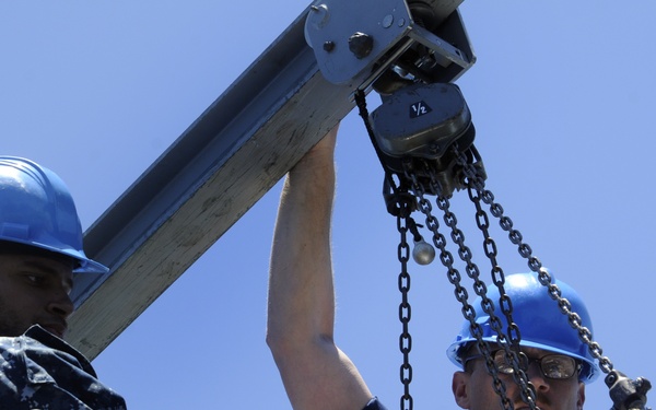 Peleliu loads RIM-116 rolling airframe missile for launch