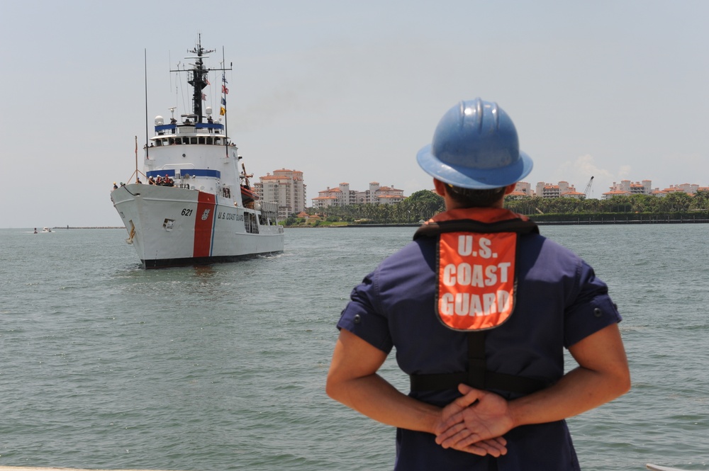 Coast Guard Cutter Valiant seize drugs