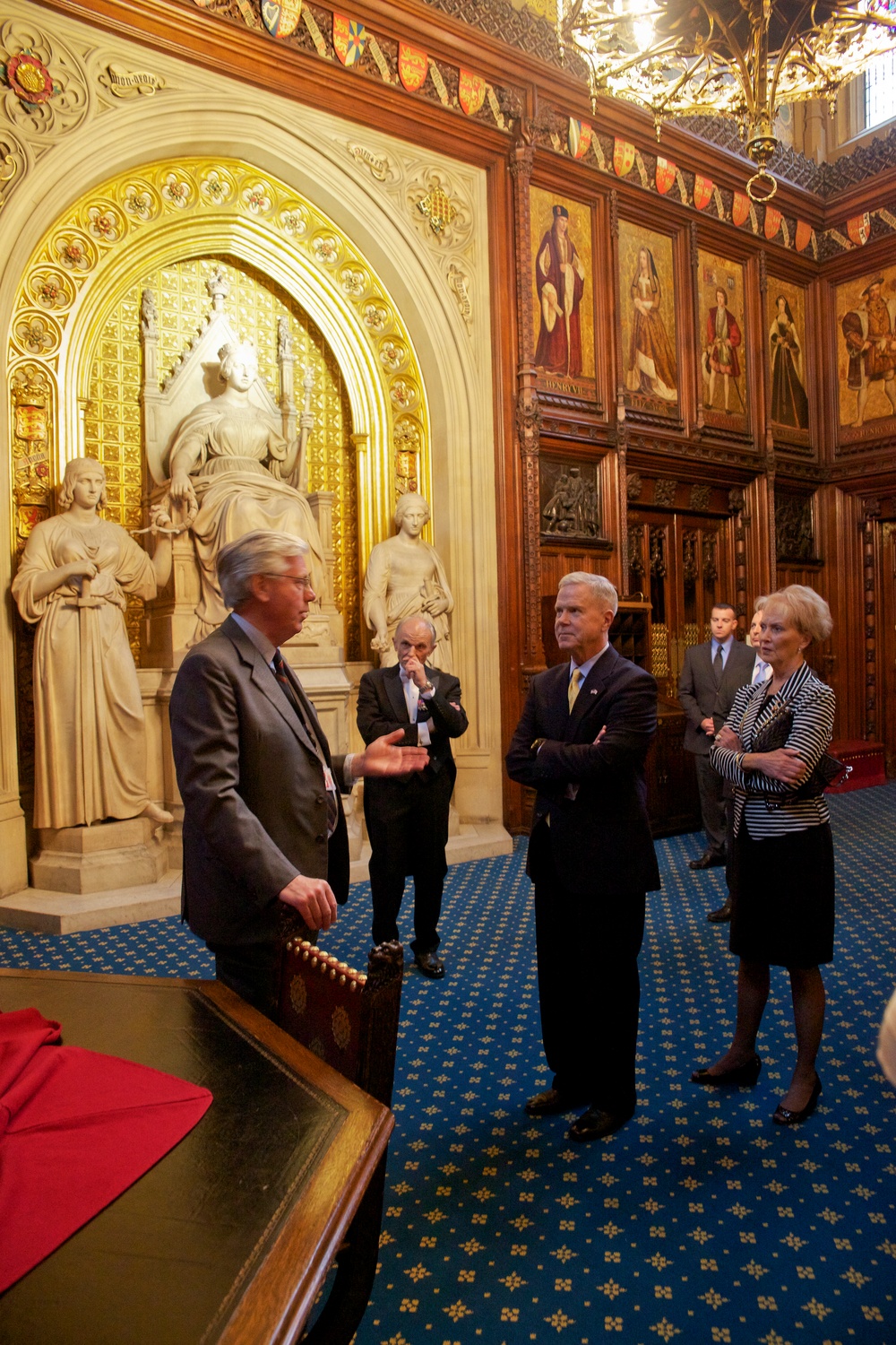 Commandant tours Westminster