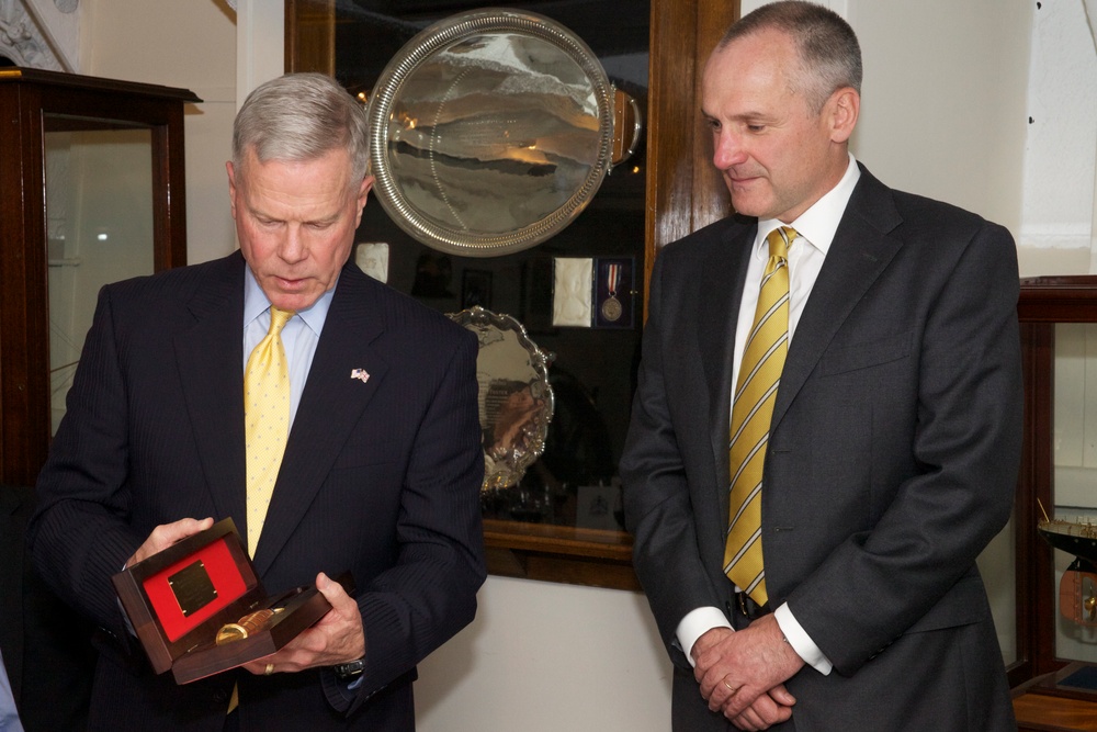 Commandant tours Westminster